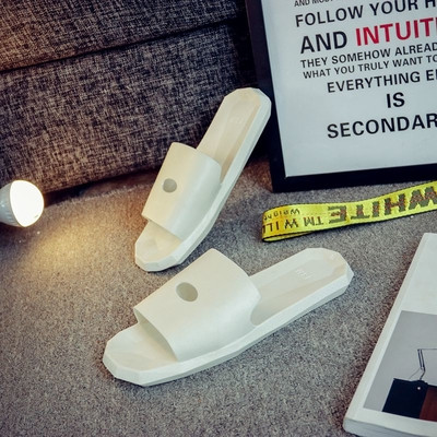 Καουτσούκ παντόφλες για τους άνδρες και τις γυναίκες σε μαύρο και άσπρο κατάλληλο για τη ζωή