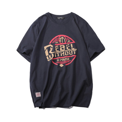 πουκάμισο ανδρών σε μαύρο και γκρι με μια επιγραφή