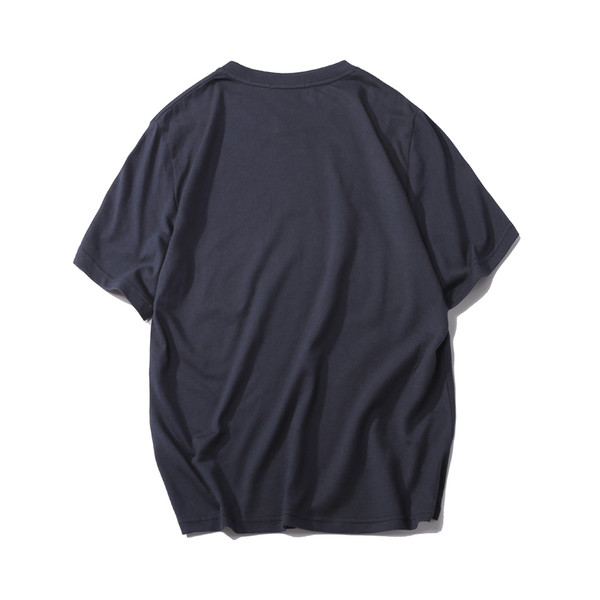 πουκάμισο ανδρών σε μαύρο και γκρι με μια επιγραφή