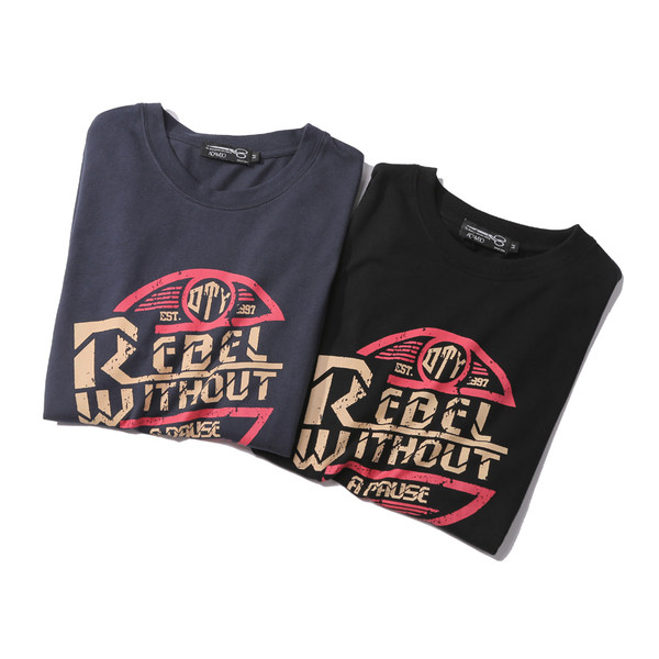 πουκάμισο ανδρών σε μαύρο και γκρι με μια επιγραφή