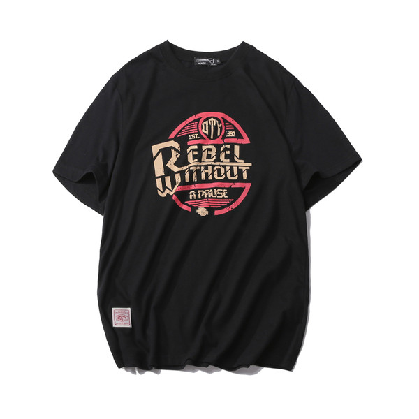 πουκάμισο ανδρών σε μαύρο και γκρι με μια επιγραφή