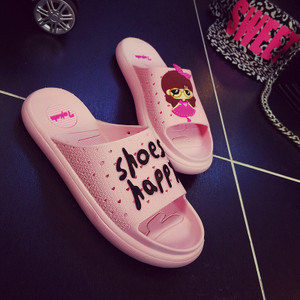 Γυναικείες παντόφλες με επιγραφές σε διάφορα χρώματα