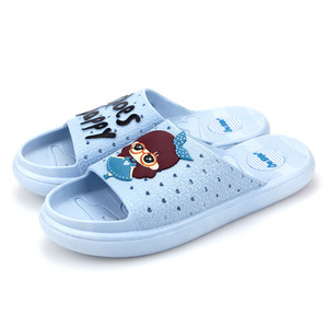 Γυναικείες παντόφλες με επιγραφές σε διάφορα χρώματα