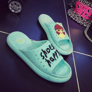 Γυναικείες παντόφλες με επιγραφές σε διάφορα χρώματα