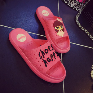 Γυναικείες παντόφλες με επιγραφές σε διάφορα χρώματα