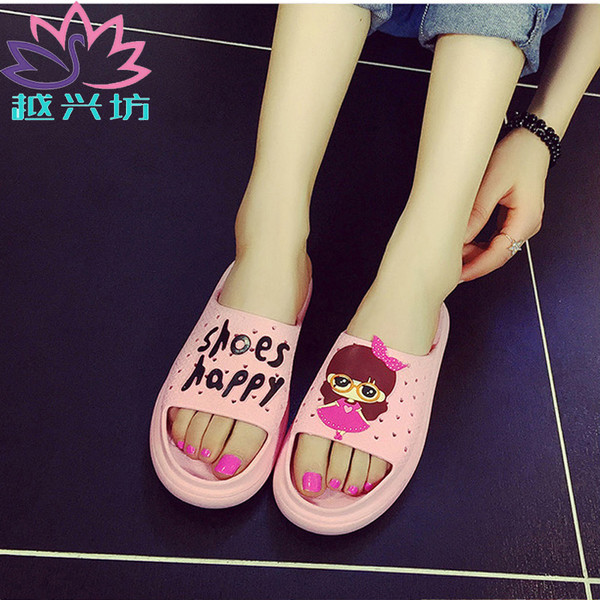 Γυναικείες παντόφλες με επιγραφές σε διάφορα χρώματα