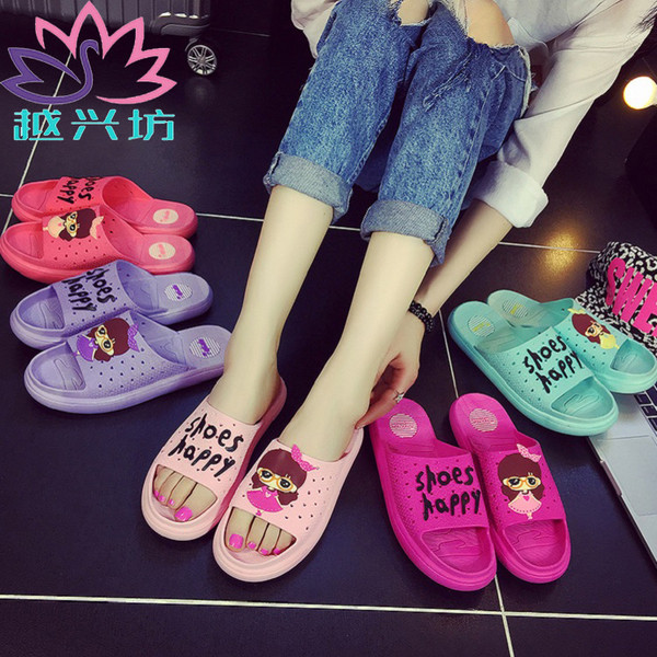 Γυναικείες παντόφλες με επιγραφές σε διάφορα χρώματα