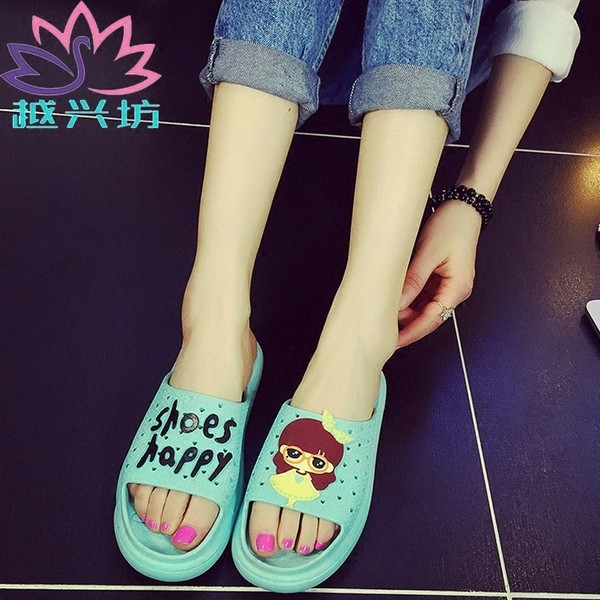 Γυναικείες παντόφλες με επιγραφές σε διάφορα χρώματα