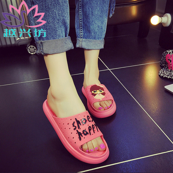 Γυναικείες παντόφλες με επιγραφές σε διάφορα χρώματα