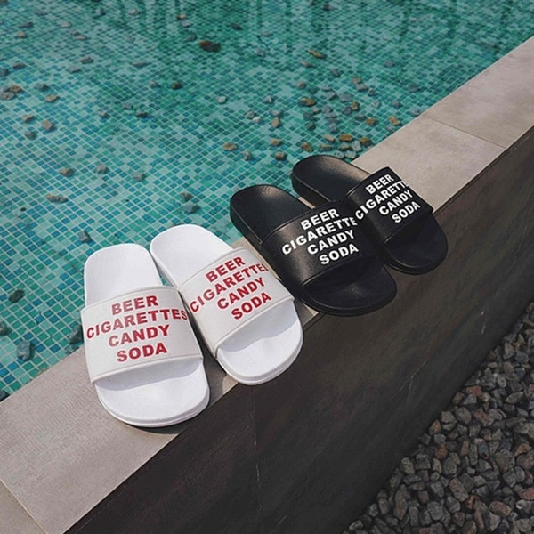 Καουτσούκ παντόφλες σε μαύρο και άσπρο με την επιγραφή - unisex