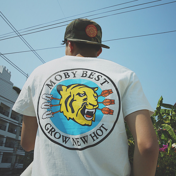 Ανδρικά αθλητικά T-shirt με μια εικόνα σε μαύρο και άσπρο