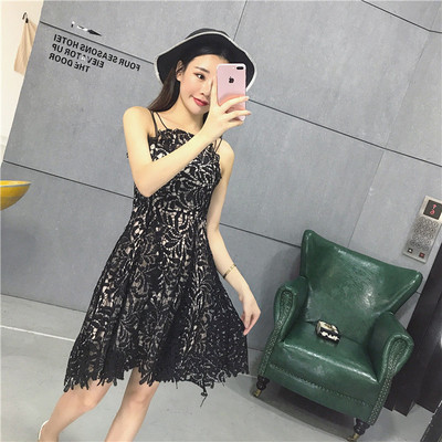 Κομψό άνοιξη και το καλοκαίρι φόρεμα σε φωτεινά και σκοτεινά παραλλαγή