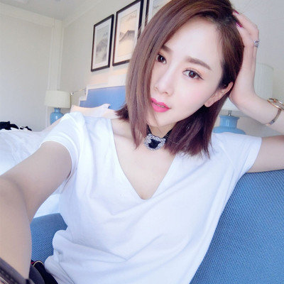 Μεγάλη καθαρό πουκάμισο με κοντά μανίκια μεγάλη V-neck