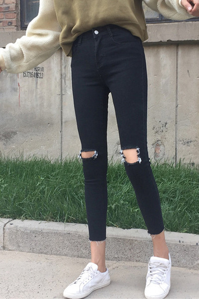 Πολύ κομψά γυναικεία τζιν με 7/8 μήκος και γυμνά γόνατα