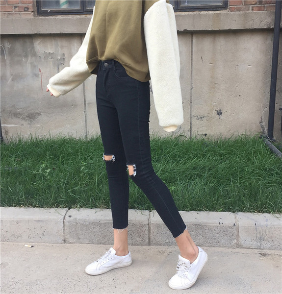 Πολύ κομψά γυναικεία τζιν με 7/8 μήκος και γυμνά γόνατα