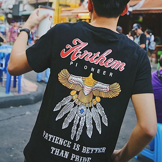 Καθημερινά ανδρών T-shirt με μια εικόνα σε μαύρο και άσπρο