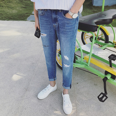 Αω\νδρικά της μόδας τζιν σήμανση και ελαφρώς σχισμένο μπλε