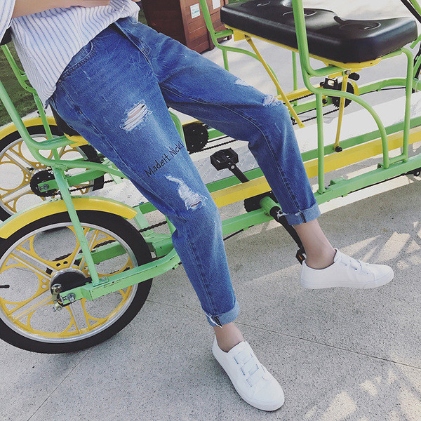 Αω\νδρικά  της μόδας τζιν σήμανση και ελαφρώς σχισμένο μπλε