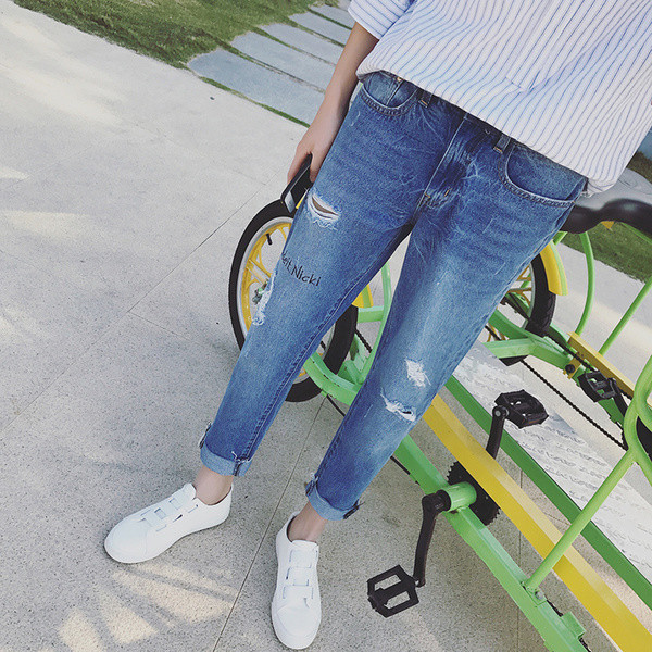 Αω\νδρικά  της μόδας τζιν σήμανση και ελαφρώς σχισμένο μπλε