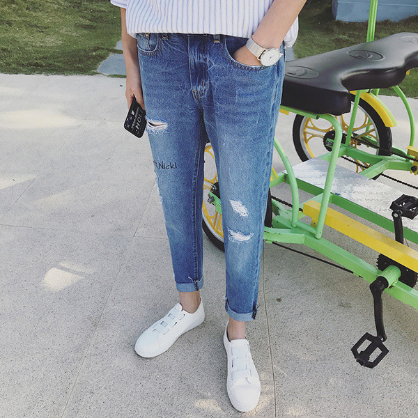 Αω\νδρικά  της μόδας τζιν σήμανση και ελαφρώς σχισμένο μπλε