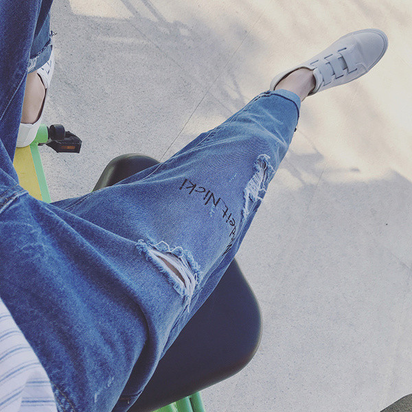 Αω\νδρικά  της μόδας τζιν σήμανση και ελαφρώς σχισμένο μπλε