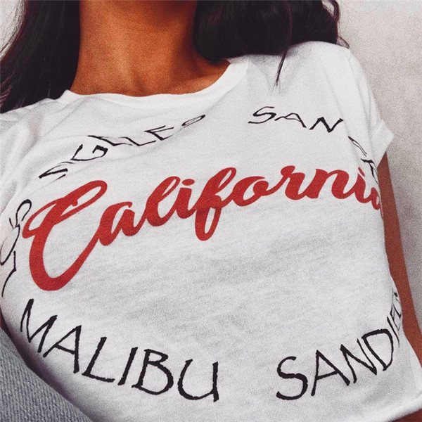 Μεγάλη κυρίες σύντομη T-shirt και εκτύπωση