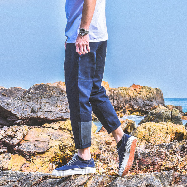 Παντελόνια Casual των ανδρών σε μια μεγάλη στυλ σε τρία χρώματα