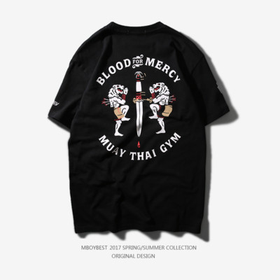 περιστασιακή ανδρών με μια επιγραφή και εικόνα σε μαύρο και άσπρο