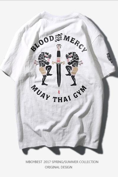 περιστασιακή ανδρών με μια επιγραφή και εικόνα σε μαύρο και άσπρο