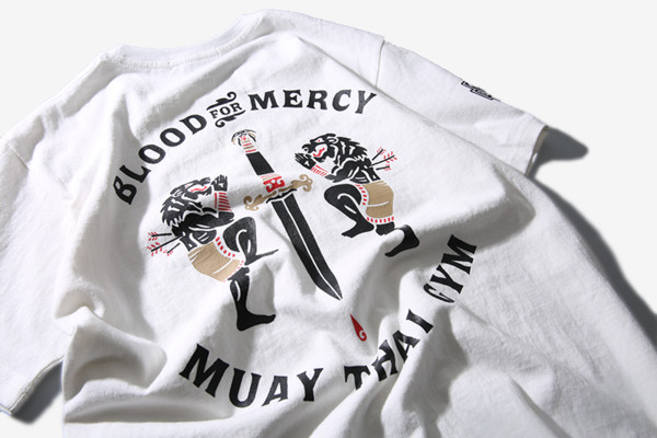 περιστασιακή ανδρών με μια επιγραφή και εικόνα σε μαύρο και άσπρο