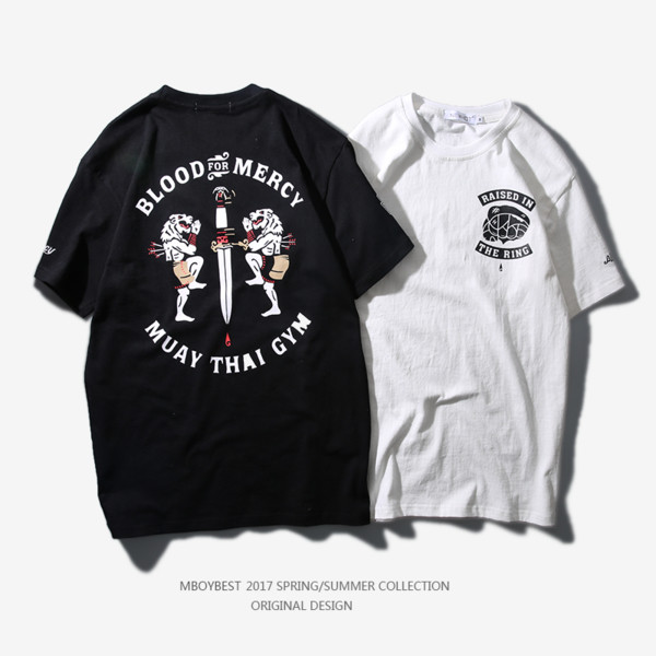 περιστασιακή ανδρών με μια επιγραφή και εικόνα σε μαύρο και άσπρο