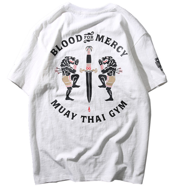 περιστασιακή ανδρών με μια επιγραφή και εικόνα σε μαύρο και άσπρο