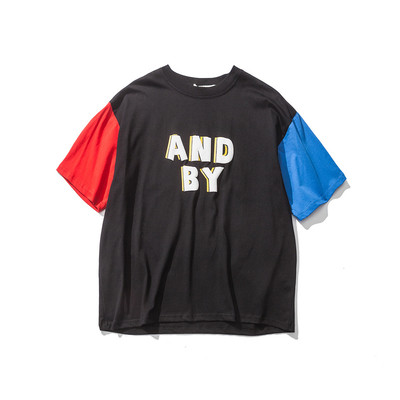 Ανδρών casual t-shirt σε μαύρο και άσπρο επισημαίνονται και χρωματιστά μανίκια