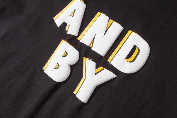 Ανδρών casual t-shirt σε μαύρο και άσπρο επισημαίνονται και χρωματιστά μανίκια