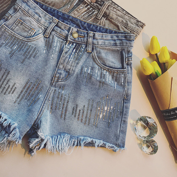 Γυναικεία σορτς με πούλιες σε μπλε και γκρι και ελαφρώς σχισμένες