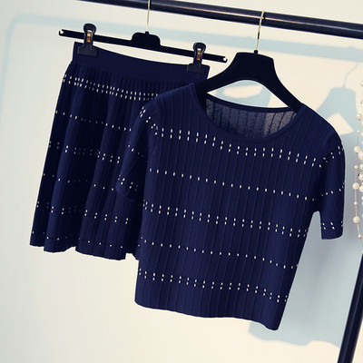 Οι γυναίκες το καλοκαίρι που - μια μεγάλη φούστα και T-shirt, λευκό και μπλε