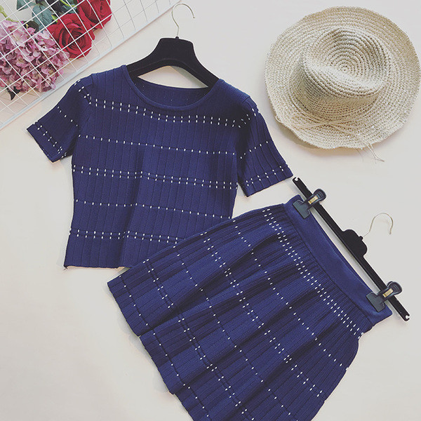 Οι γυναίκες το καλοκαίρι που - μια μεγάλη φούστα και T-shirt, λευκό και μπλε