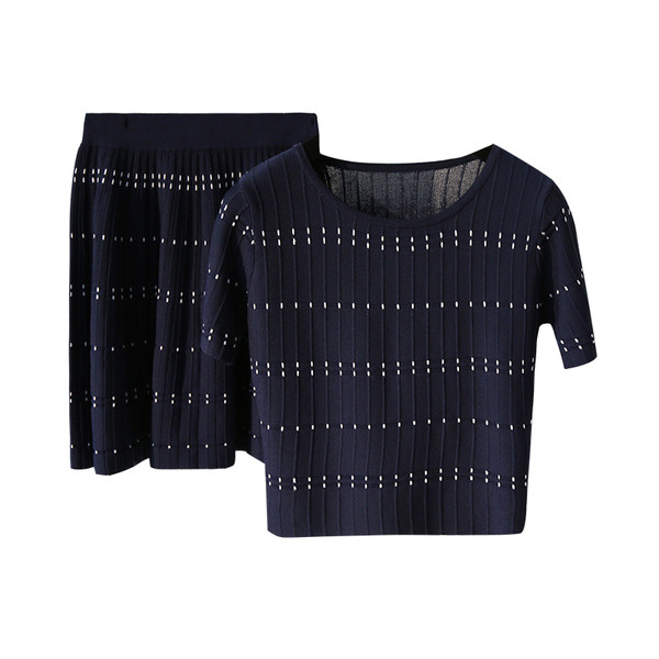 Οι γυναίκες το καλοκαίρι που - μια μεγάλη φούστα και T-shirt, λευκό και μπλε