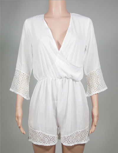 Οι γυναίκες απλό άσπρο jumpsuit με εξαίσια κεντήματα