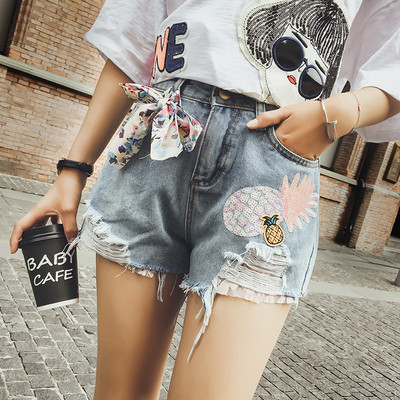 Μοντέρνο σορτς τζιν με κέντημα και υψηλή μέση