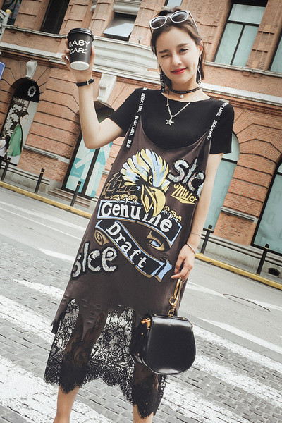 Κομψό κυρίες ευρύ φόρεμα με κεντήματα και δαντέλες και επιγραφές κατά μήκος