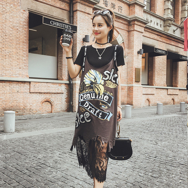 Κομψό κυρίες ευρύ φόρεμα με κεντήματα και δαντέλες και επιγραφές κατά μήκος