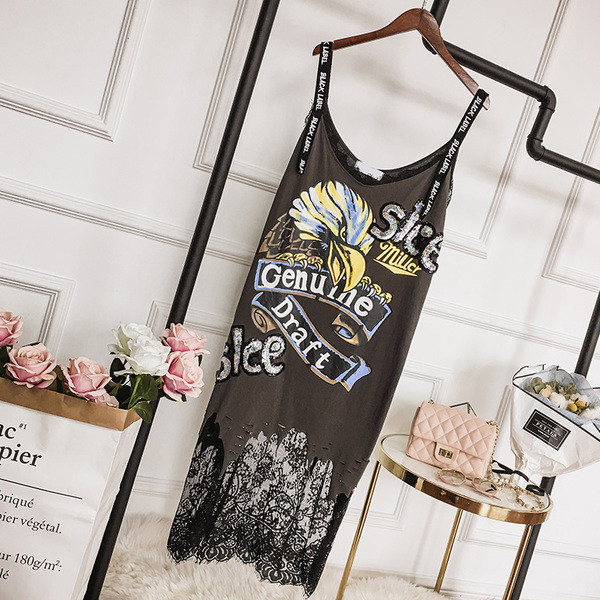 Κομψό κυρίες ευρύ φόρεμα με κεντήματα και δαντέλες και επιγραφές κατά μήκος