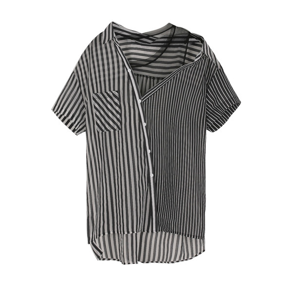 Κομψό κυρίες καρό πουκάμισο σε ένα ευρύ μοντέλο και ένα ώμο