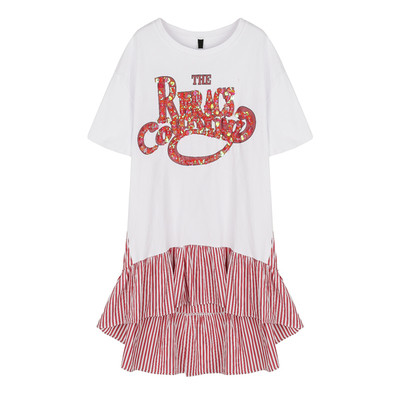 Γλυκό κυρίες φόρεμα με το μέρος καρό σε κόκκινο και χαρακτηρίζεται από πούλιες