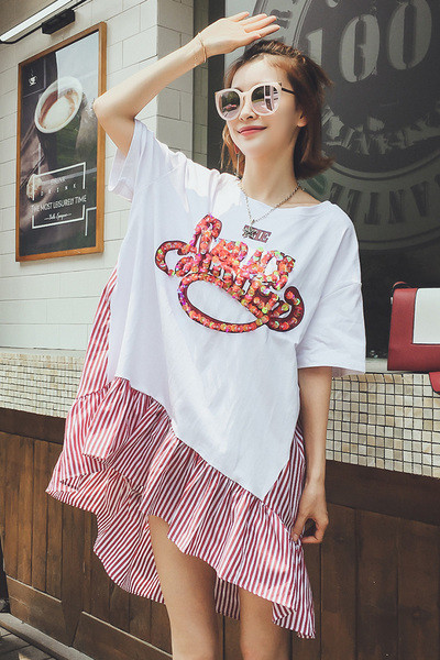 Γλυκό κυρίες φόρεμα με το μέρος καρό σε κόκκινο και χαρακτηρίζεται από πούλιες