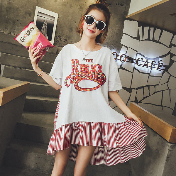 Γλυκό κυρίες φόρεμα με το μέρος καρό σε κόκκινο και χαρακτηρίζεται από πούλιες