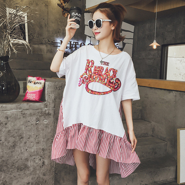 Γλυκό κυρίες φόρεμα με το μέρος καρό σε κόκκινο και χαρακτηρίζεται από πούλιες