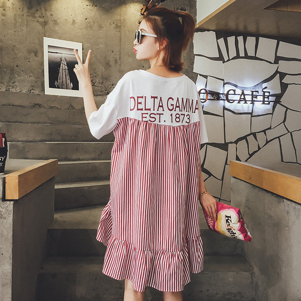 Γλυκό κυρίες φόρεμα με το μέρος καρό σε κόκκινο και χαρακτηρίζεται από πούλιες