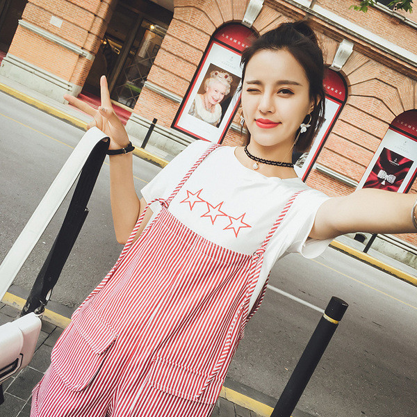 Φρέσκα κυρία στο κόκκινο φόρμες + T-shirt σε λευκό χρώμα